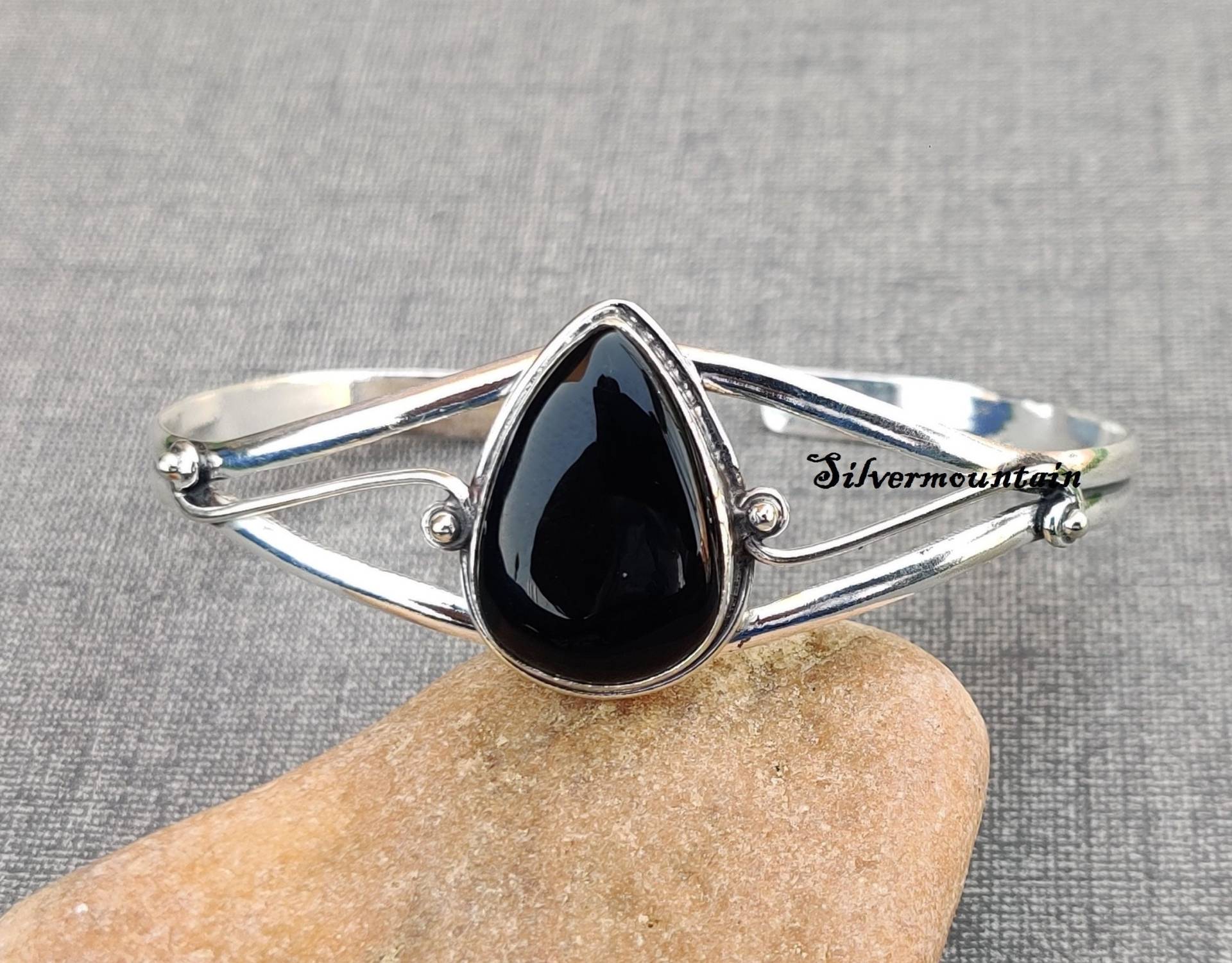 Schwarzer Onyx Edelstein Armreif 925 Sterling Silber Handgefertigter Freundschaftsarmreif Erstaunlicher Birnenförmiger von Silvermountian