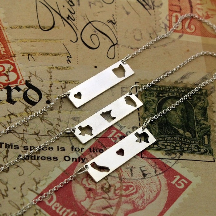 925 Sterling Silber Zustand Bar Halskette Beste Freund Geschenk Ost Nach West Heimatstadt Doppel Horizontale Personalisierte 925 Sterling Silber Zustand Bar Halskette Beste Freund Geschenk Ost Nach West Heimatstadt Doppel Horizontale Personalisierte von Silversmith925