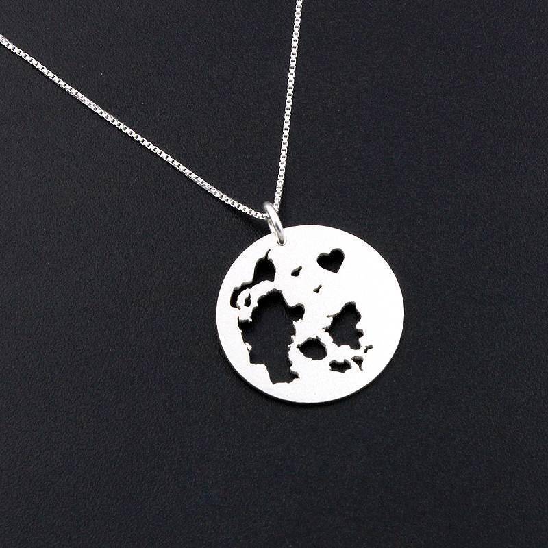 Dänemark Halskette Personalisierte Sterling Silber Helles Satin Finish Mit Herz Schmuck Heimatstadt Bester Freund Geschenk Engravable Dänemark Halskette Personalisierte Sterling Silber Helles Satin Finish Mit Herz Schmuck Heimatstadt Bester Freund Geschenk Engravable von Silversmith925