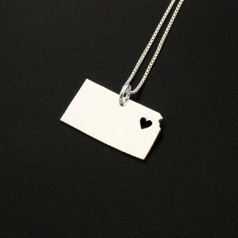 Kansas Halskette Aus Sterlingsilber State Mit Herz Gravieren Personalisierte Und Maßgeschneiderte - Heimatschmuck Geschenk Kansas Halskette Aus Sterlingsilber State Mit Herz Gravieren Personalisierte Und Maßgeschneiderte - Heimatschmuck Geschenk von Silversmith925