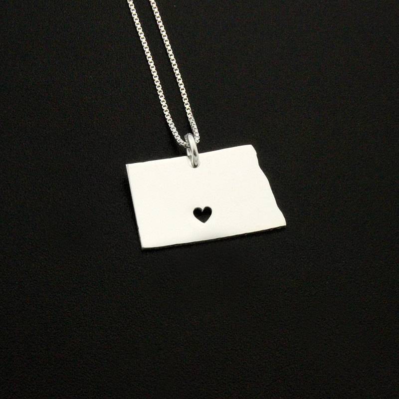 Nord Dakota Halskette Aus Sterlingsilber Mit Herz Kommt Box Style Kette Personalisierte Heimatstadt Geschenk Schmuck Nord Dakota Halskette Aus Sterlingsilber Mit Herz Kommt Box Style Kette Personalisierte Heimatstadt Geschenk Schmuck von Silversmith925