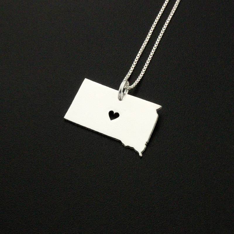 South Dakota Halskette Aus Sterlingsilber Zustand Mit Herz Kommt Box Style Kette Personalisierte Name Gravieren Geschenk South Dakota Halskette Aus Sterlingsilber Zustand Mit Herz Kommt Box Style Kette Personalisierte Name Gravieren Geschenk von Silversmith925
