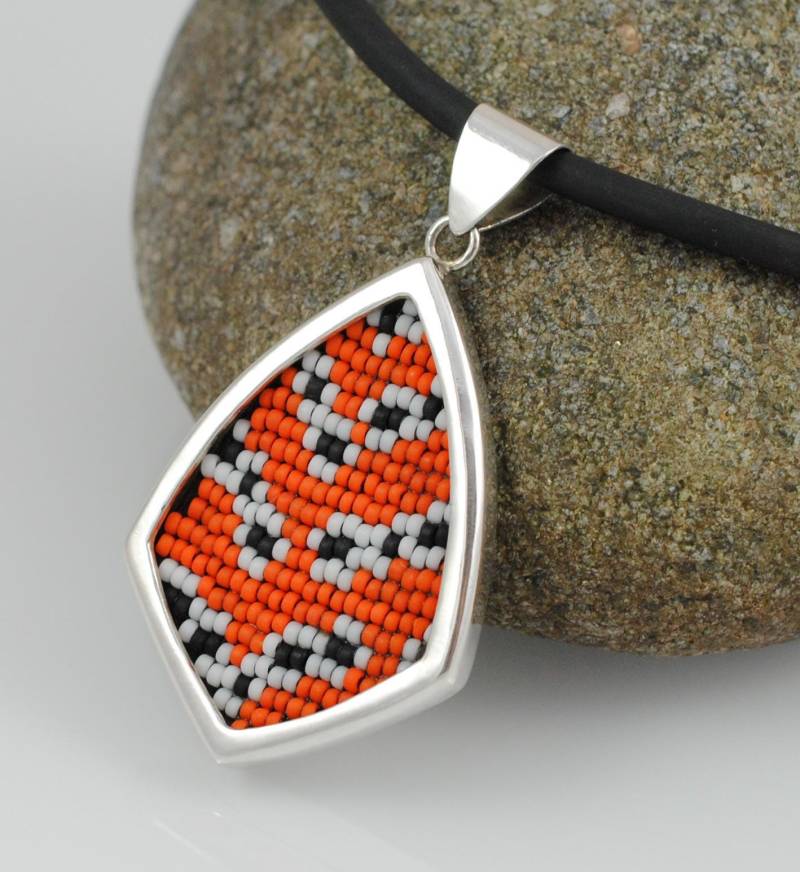 sterling Silber Und Perlenarbeit Anhänger - Bella Motte Utethesia Ornatrix sterling Silber Und Perlenarbeit Anhänger - Bella Motte Utethesia Ornatrix von SilverspotMetalworks