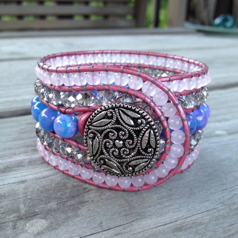 Blau/Rosa Jade, Glas Und Rosenquarz Perlen Leder 5-Reihig Manschettenarmband Mit Silberknopf Blau/Rosa Jade, Glas Und Rosenquarz Perlen Leder 5-Reihig Manschettenarmband Mit Silberknopf von SilverstoneBeads