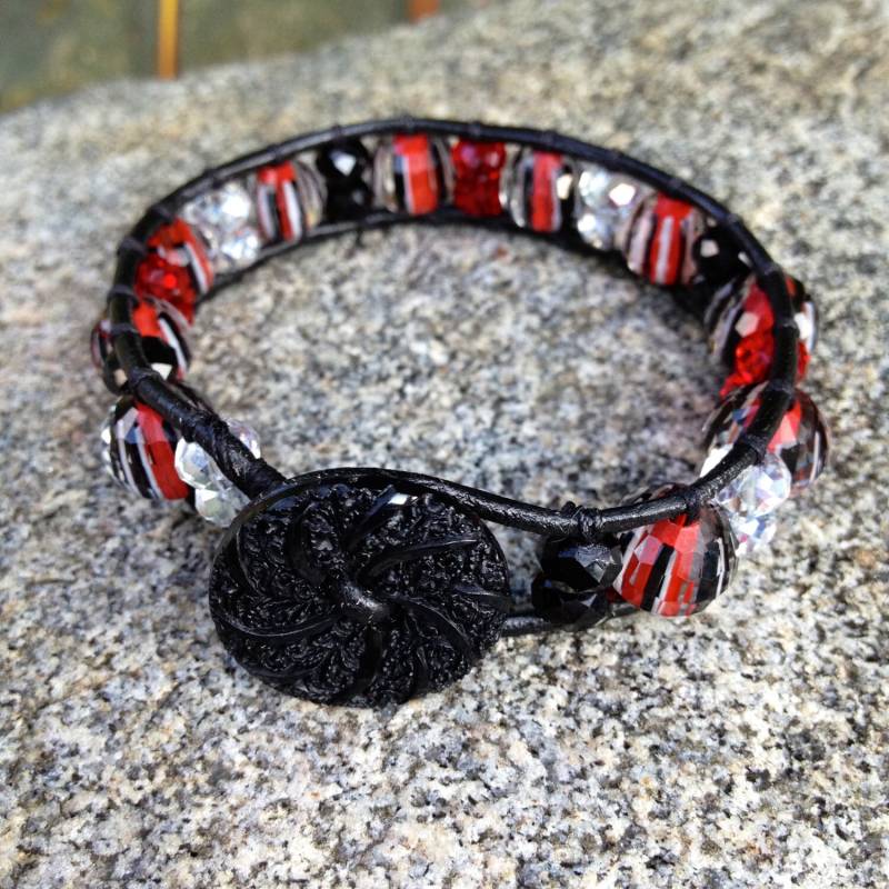 Osu Rot/Weiß Schwarz Perlen Leder Wickelarmband Mit Schwarzen Knopf Osu Rot/Weiß Schwarz Perlen Leder Wickelarmband Mit Schwarzen Knopf von SilverstoneBeads