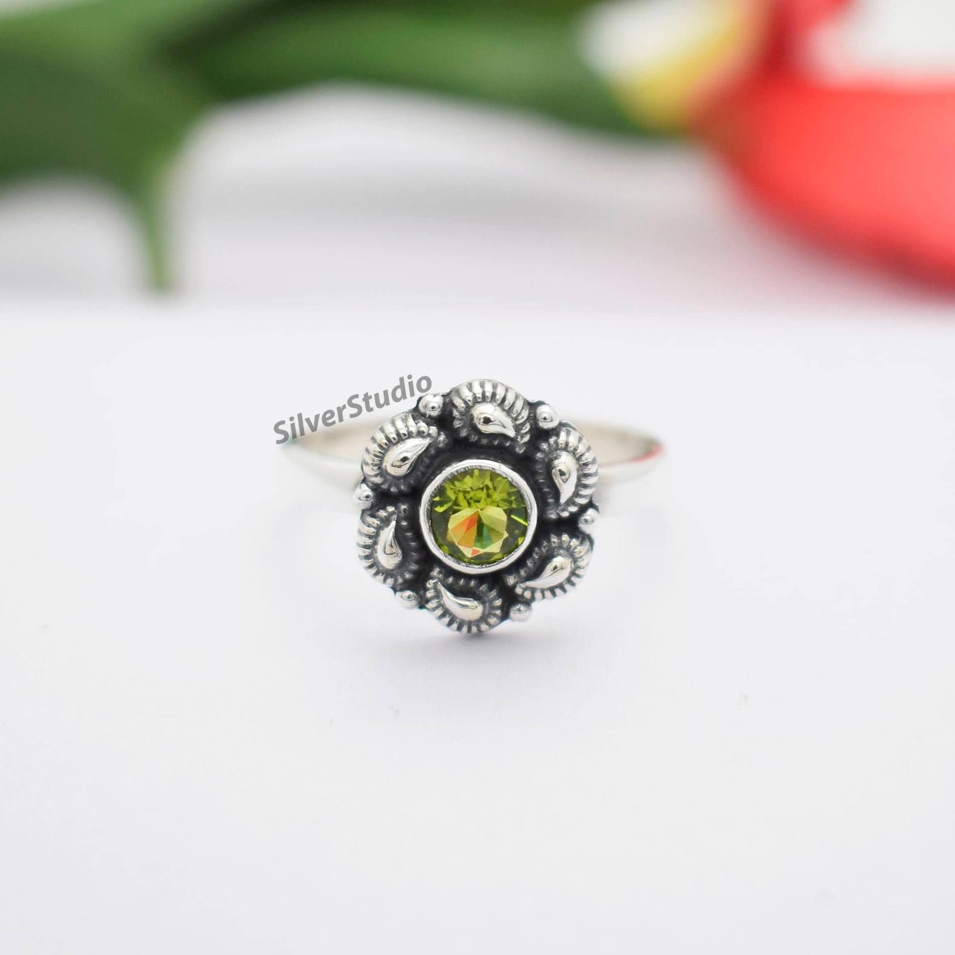 Natürlicher Peridot Ring, 925 Sterling Silber Runder August Geburtsstein Geschenk Für Frauen, Designer Handgemachter Ring von SilverstudioBySnehal