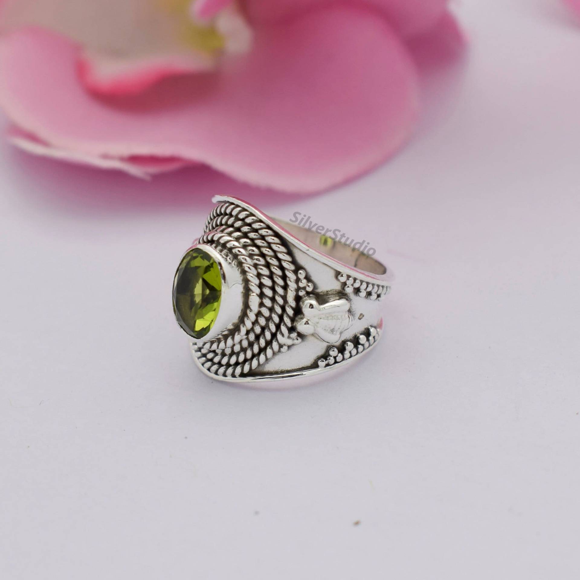 Natürlicher Peridot Ring, Boho 925 Sterling Silber Handgemachter Oval August Birthstone Frauen Designer Ring von SilverstudioBySnehal