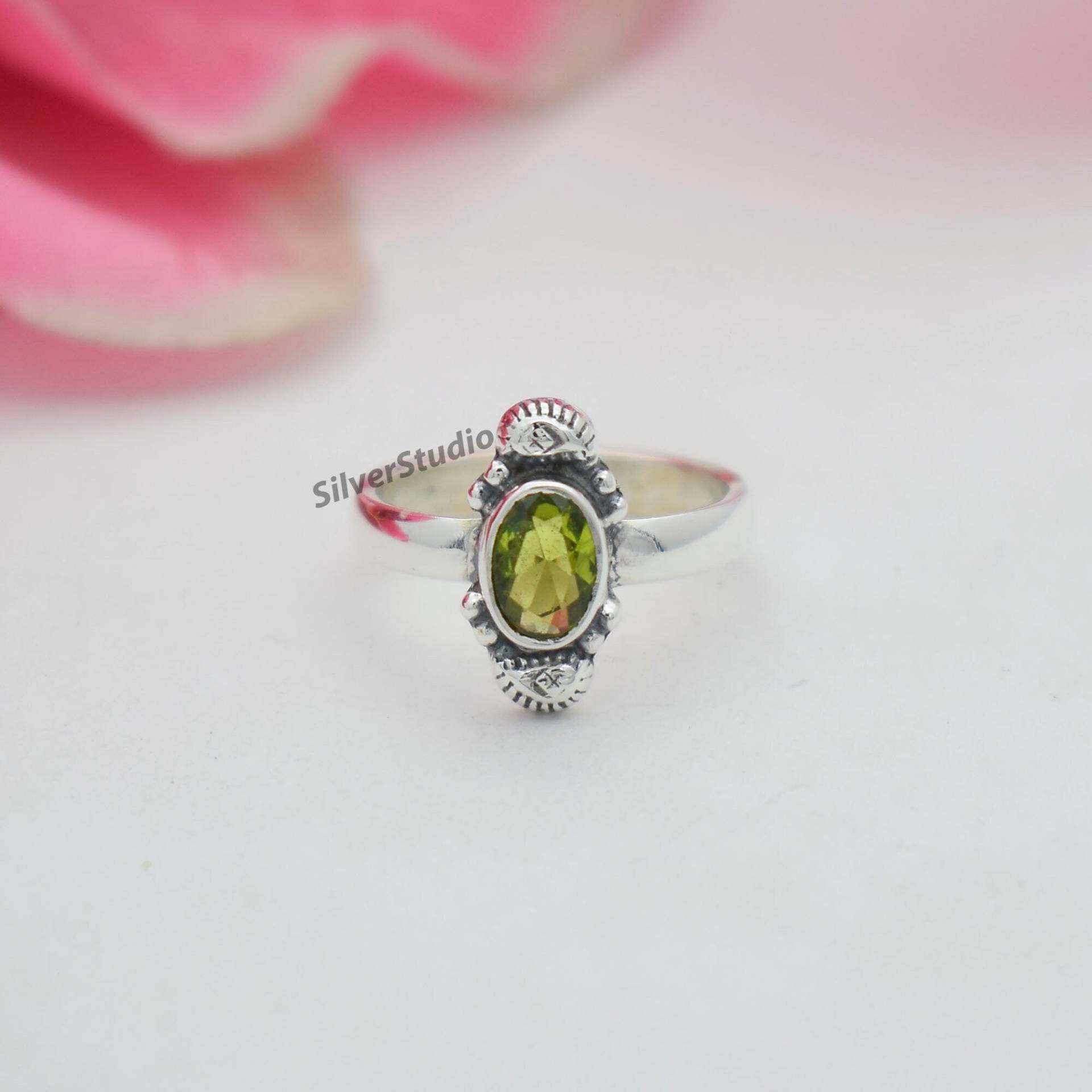 Natürlicher Peridot Ring , 925 Sterling Silber Handgemachter Oval August Geburtsstein Frauen Angst von SilverstudioBySnehal