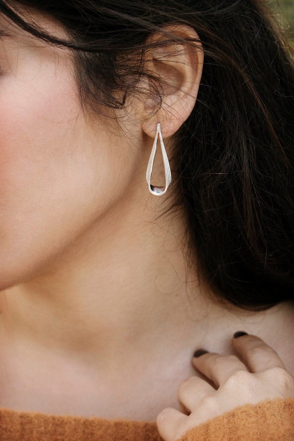 Lange Tropfenförmige Ohrringe, 925 Sterlingsilber, Strukturierte Gerippte Einzigartiges Geschenk Für Sie von Silvertraits