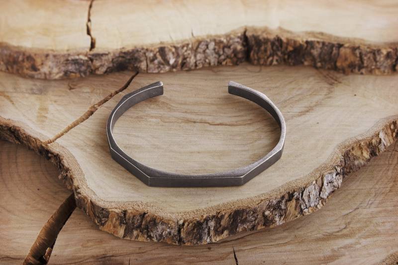 Polygonales Armband Aus Schwarzem Silber, Oxidiertes 3D-Armband, 925 Sterlingsilber, Ovaler Offener Armreif, Unisex-Geschenk Für Sie Und Ihn von Silvertraits