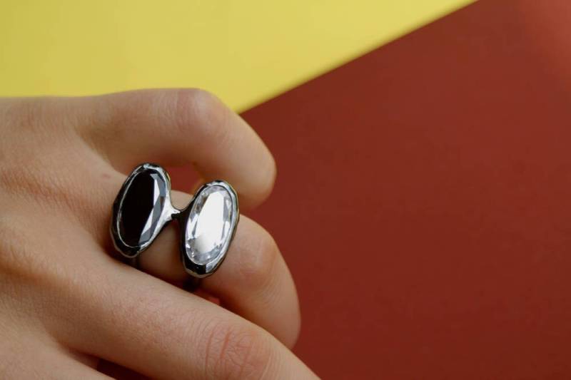 Dual Ring Mit Schwarzen Und Weissen Steinen, Modeschmuck Aus Italien, Design Zwei Zirkone von SilviaGagliardini