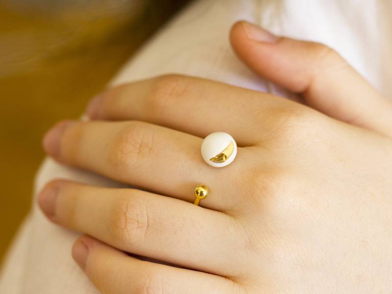 Moderner Iris-Ring - Cut Collection Personalisierter Ring Weißer Porzellanring Geschenk Für Sie Feiner Verstellbarer von SilviaGuarnieriArte