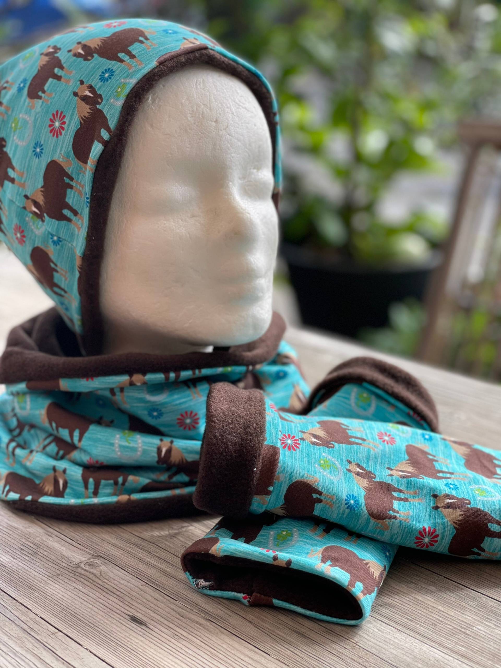 Loop Stulpen Und Mütze Im Set Pferd von SilviaJacobyWirth