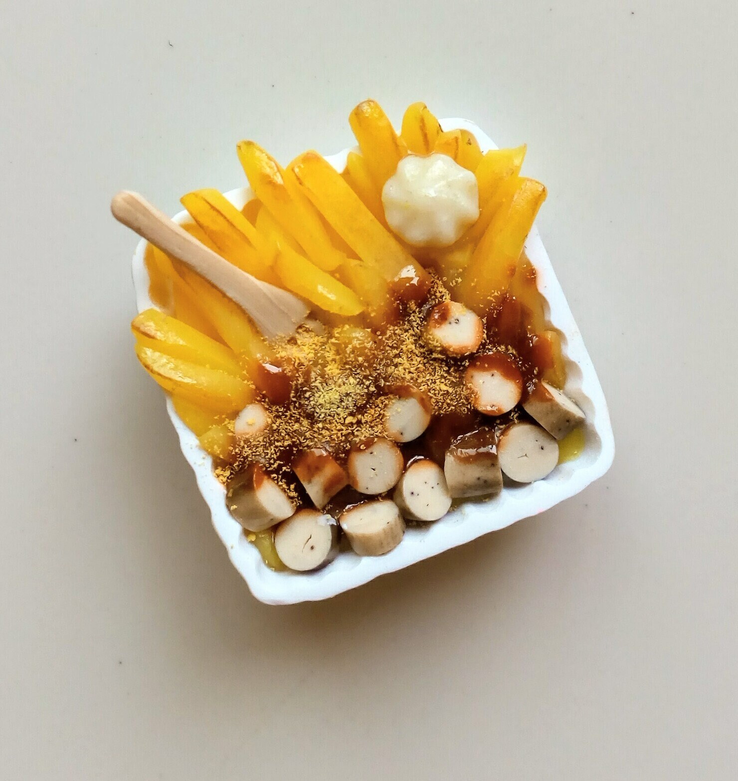 Currywurst Polymerpaste Brosche von SilviaOrtizDeLaTorre