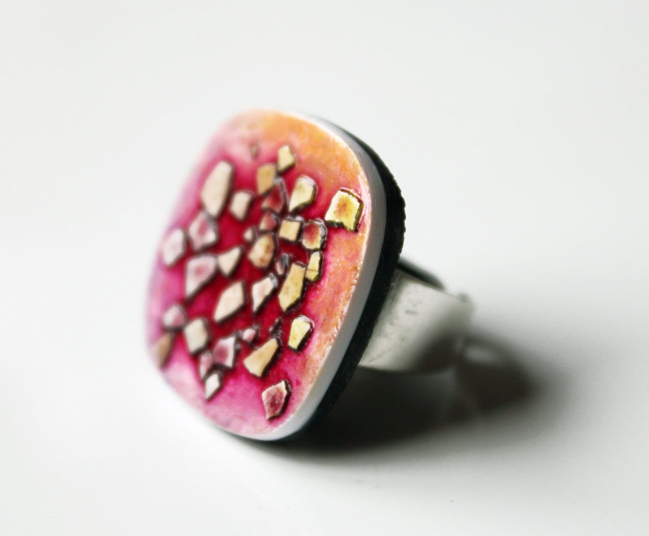 Eierschale Mosaik Ring Aus Polymer Clay Handgefertigter Verstellbarer Statement Schmuck von SilviaOrtizDeLaTorre