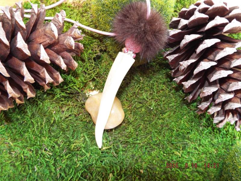 Echte Hirsch Geweihspitze Mit Echtem Nerz Pompom Und Perlen Halskette von SilviasTreasureChest