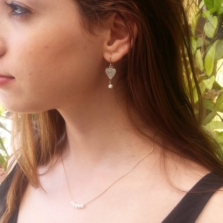Gehämmerte Silber Liebe Ohrringe - Herzförmige Freundin Braut Perlenschmuck Gehämmerte Silber Liebe Ohrringe - Herzförmige Freundin Braut Perlenschmuck von SimaGamlielJewelry