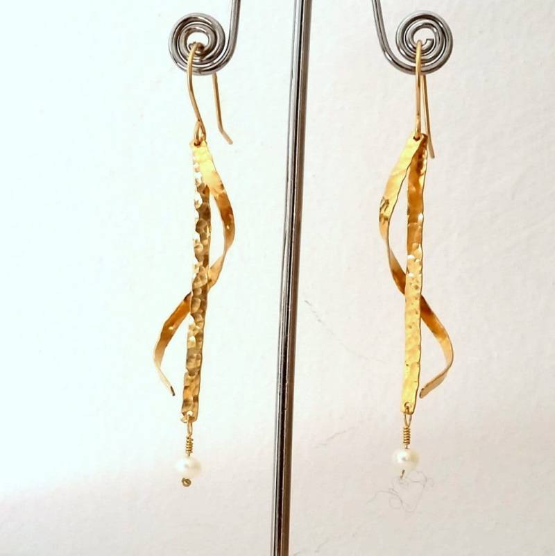 Gold Gehämmerte Spiral Ohrringe - Süßwasserperlen Gewickelt Korkenzieher Hochzeitsohrringe Gold Gehämmerte Spiral Ohrringe - Süßwasserperlen Gewickelt Korkenzieher Hochzeitsohrringe von SimaGamlielJewelry