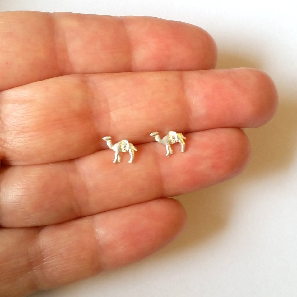 Kamel Ohrringe - Ohrstecker Mini Liebe Miniatur Tierliebhaber Zarte Kamel Ohrringe - Ohrstecker Mini Liebe Miniatur Tierliebhaber Zarte von SimaGamlielJewelry