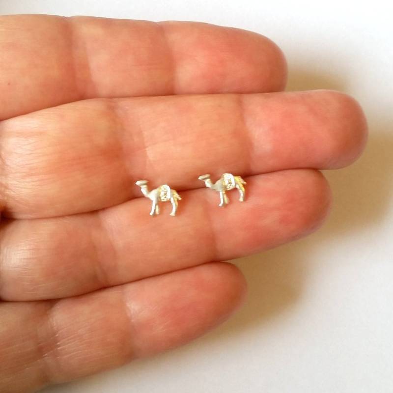 Kamel Ohrringe - Ohrstecker Mini Liebe Miniatur Tierliebhaber Zarte Kamel Ohrringe - Ohrstecker Mini Liebe Miniatur Tierliebhaber Zarte von SimaGamlielJewelry