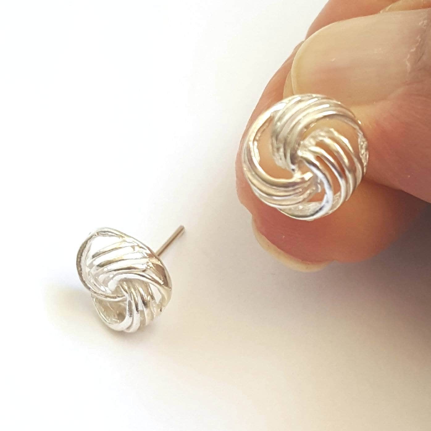 Kleine Post Ohrringe - Liebe Knoten Silber Beitrag Kleine Post Ohrringe - Liebe Knoten Silber Beitrag von SimaGamlielJewelry