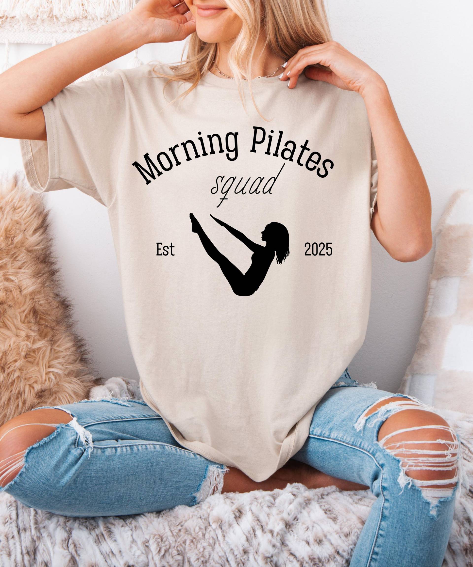 Pilates T-Shirt „Pilates Lehrerin" - Geschenk Für Trainerin, Workout Mama, Morning Club Verschiedene Farben, Schwarzer Pri von SimapoDesigns