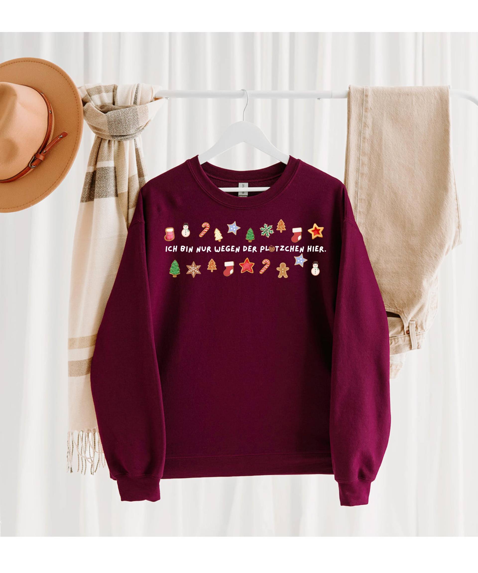 Weihnachtspullover „Ich Bin Nur Wegen Der Plätzchen Hier" Lustiger Xmas Pullover Mit Vielen Weihnachtsplätzchen von SimapoDesigns