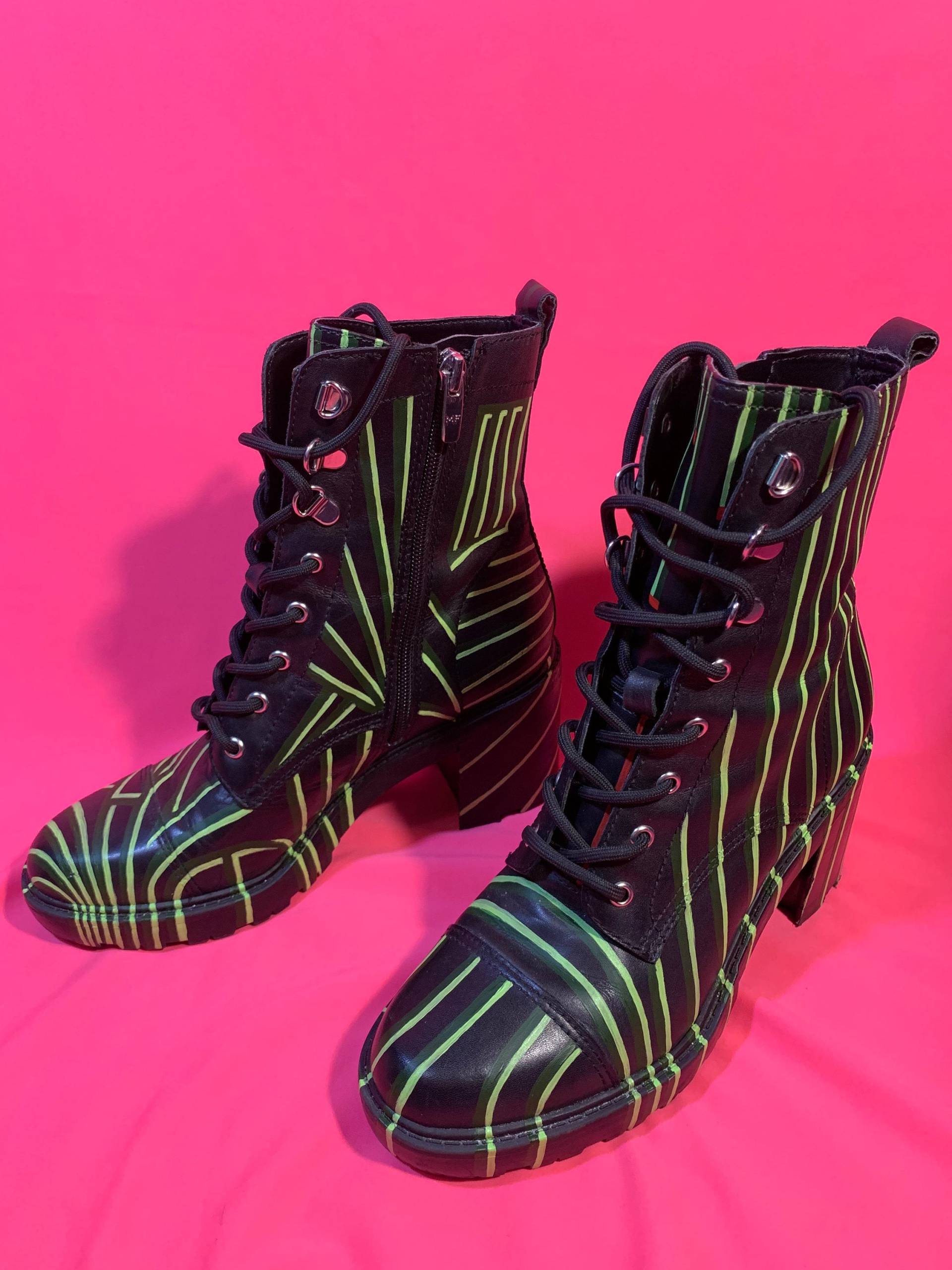 Handbemalte Kampfstiefel Marc Fisher Matrix Steps Handbemalte Kampfstiefel Marc Fisher Matrix Steps von SimbalaDesigns