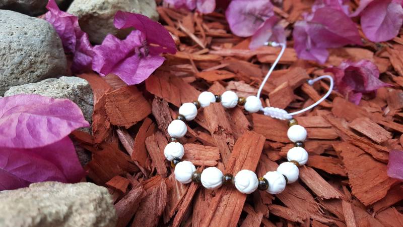 Weisses Keramik Perlen Armband Mit Gold-Braunem Tigerauge Halbedelstein von SimbasHandmade