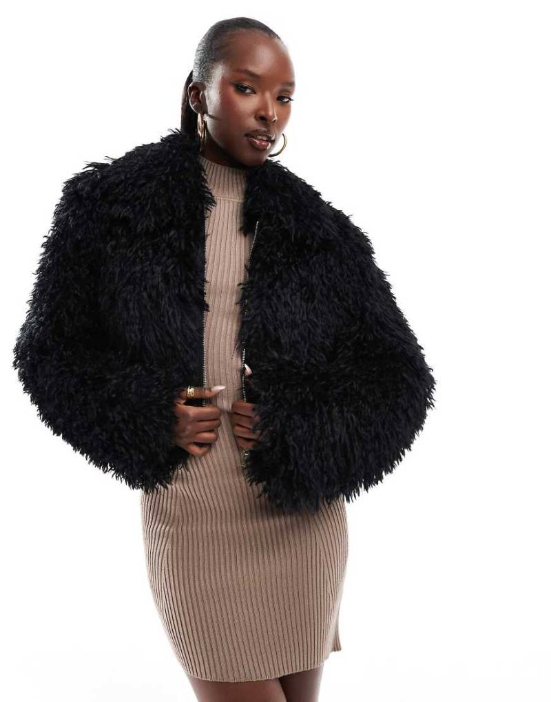 Simmi - Exklusive Kunstpelz-Jacke in Schwarz von Simmi Clothing