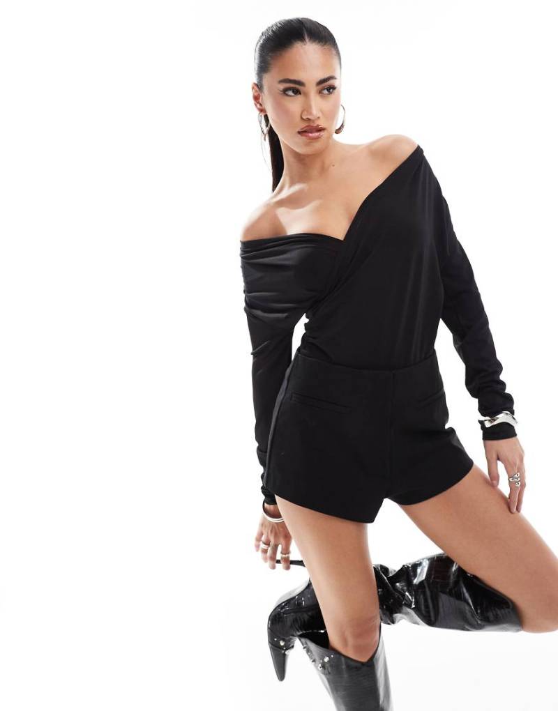 Simmi - Schulterfreier, figurbetonter Body in Schwarz mit gewickelter Vorderseite von Simmi Clothing