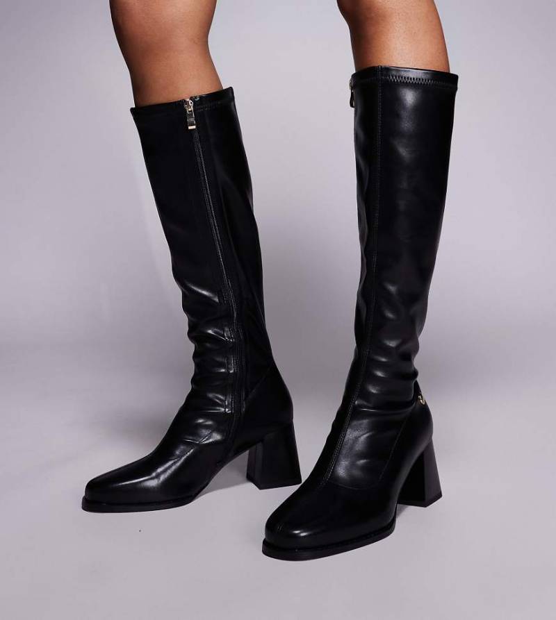 SIMMI London Wide Fit - Cole - Kniehohe Stiefel in Schwarz mit Blockabsatz, weite Passform von Simmi Wide Fit