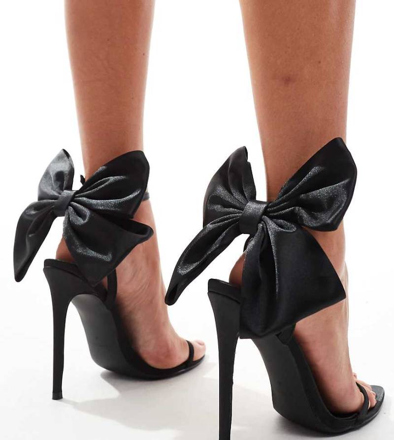 SIMMI London Wide Fit - Elyna - Minimalistische Sandaletten in Schwarz mit Absatz, Schleifenverzierung hinten und weiter Passform von Simmi Wide Fit