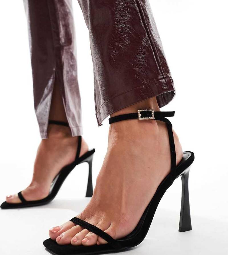 SIMMI London Wide Fit - Fanaka - Minimalistische Sandaletten aus Samt in Schwarz mit Absatz, verzierter Schnalle und weiter Passform von Simmi Wide Fit