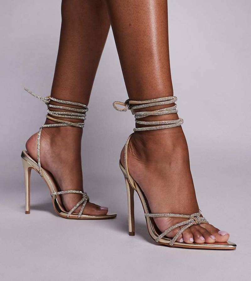 SIMMI London Wide Fit - Fenella - Verzierte Sandaletten in spiegelnder Goldoptik mit Absatz, weite Passform-Goldfarben von Simmi Wide Fit