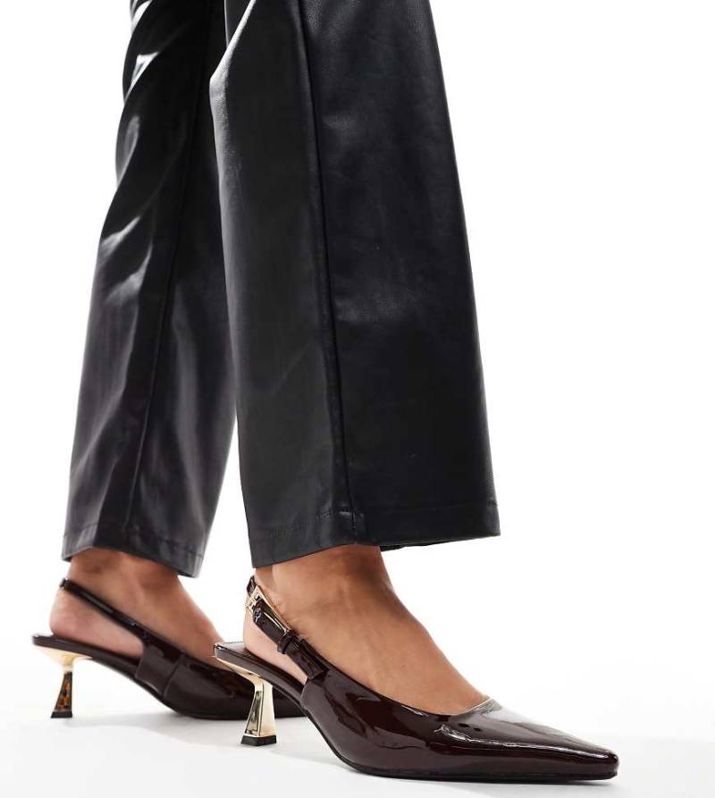 SIMMI London Wide Fit - June - Spitze Schuhe in brauner Lackoptik mit Fersenriemen und Kitten-Absatz, weite Passform von Simmi Wide Fit