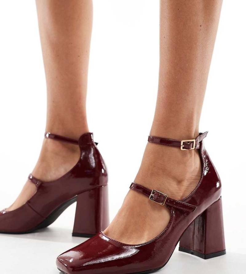 SIMMI London Wide Fit - Vinda - Schuhe in Burgunderrot mit mittelhohem Blockabsatz, Riemen und weiter Passform von Simmi Wide Fit