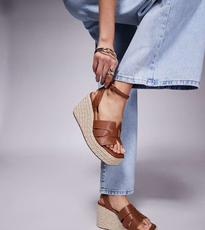 Simmi London - Bellamy - Espadrilles in Hellbraun mit mittelhohem Keilabsatz, breite Passform Simmi London - Bellamy - Espadrilles in Hellbraun mit mittelhohem Keilabsatz, breite Passform von Simmi Wide Fit