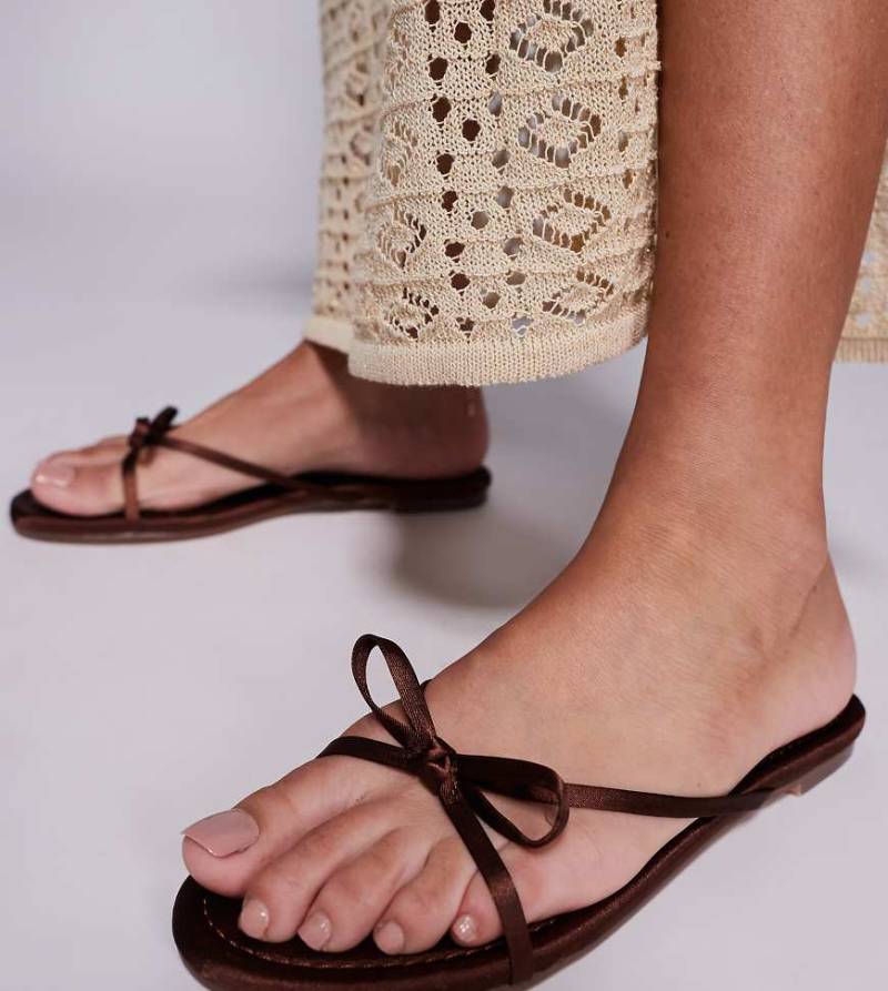 SIMMI London Wide Fit - Char - Flache Sandalen in Schokobraun mit Schleifendetail von Simmi Wide Fit