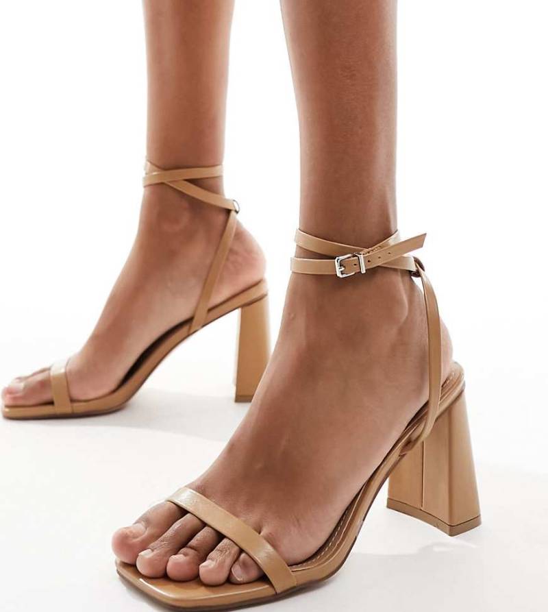 Simmi London Wide Fit - Bia - Riemchen-Sandaletten in Beige mit Blockabsatz, weite Passform-Neutral von Simmi Wide Fit