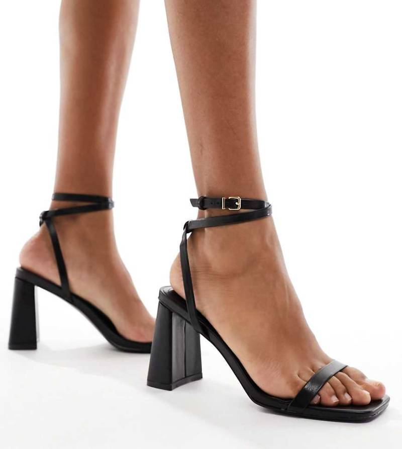 Simmi London Wide Fit - Bia - Riemchen-Sandaletten in Schwarz mit Blockabsatz, weite Passform Simmi London Wide Fit - Bia - Riemchen-Sandaletten in Schwarz mit Blockabsatz, weite Passform von Simmi Wide Fit