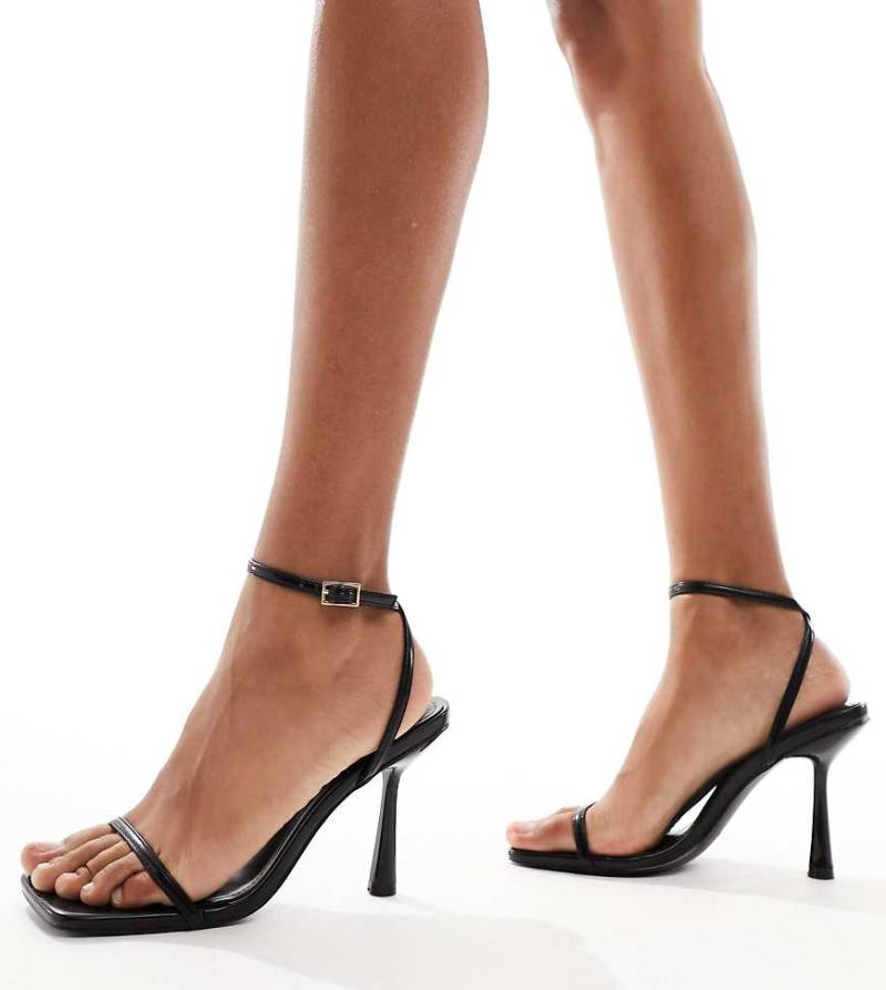 Simmi London Wide Fit - Damira - Filigrane Riemchen-Sandaletten in Schwarz, weite Passform von Simmi Wide Fit