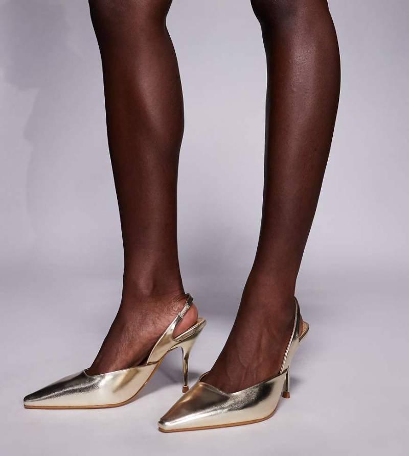 Simmi London Wide Fit - Darcia - Spitze Absatzschuhe aus Kunstleder in Metallic-Gold mit Fersenriemen, weite Passform-Goldfarben von Simmi Wide Fit