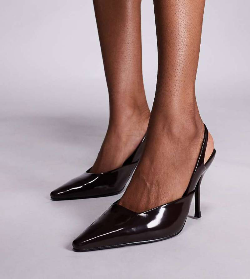 Simmi London Wide Fit - Darcia - Spitze Absatzschuhe aus schokobraunem Kunstleder mit Fersenriemen, weite Passform von Simmi Wide Fit