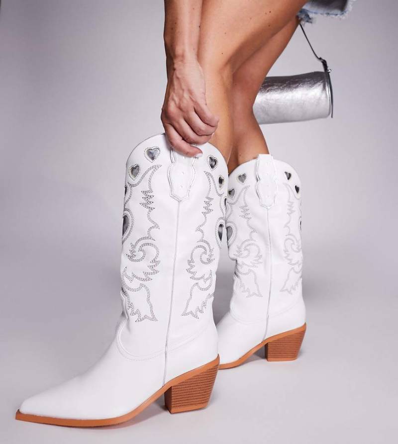 Simmi London Wide Fit - Declan - Cowboy-Stiefel in Weiß mit silberfarbener Stickerei, weite Passform von Simmi Wide Fit