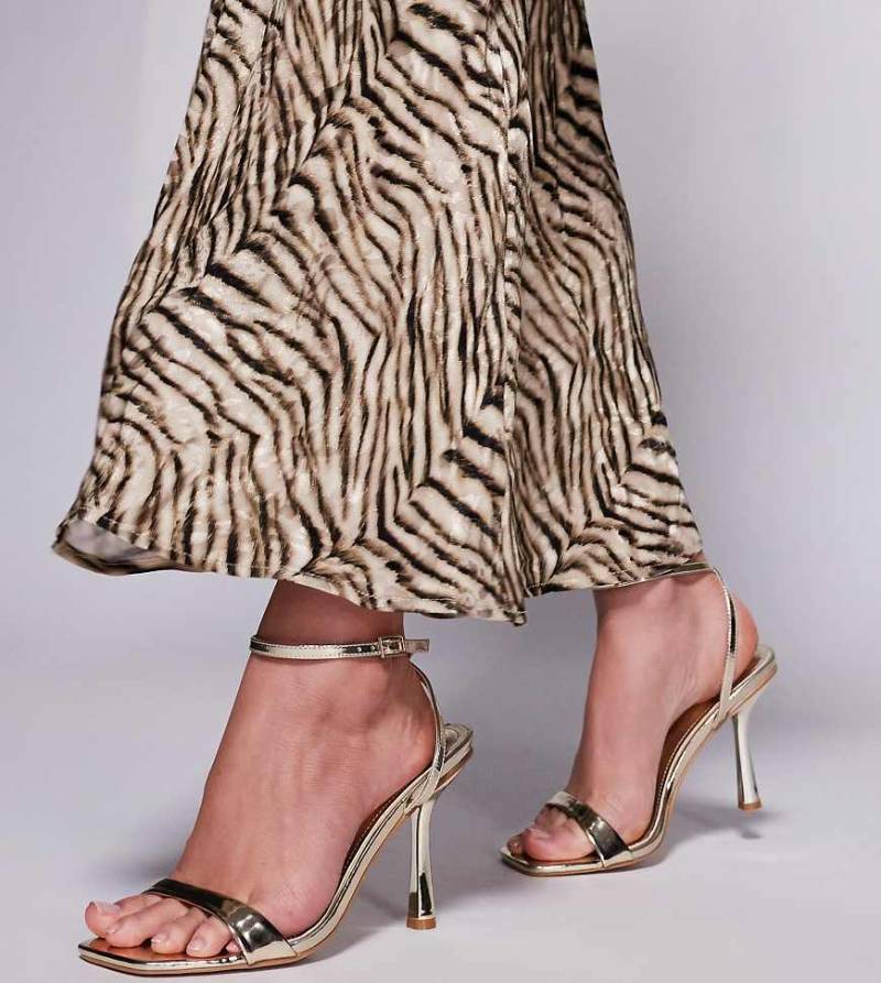 Simmi London Wide Fit - Dola - Riemchen-Sandaletten in Gold mit mittlerem Absatz, weite Passform-Goldfarben von Simmi Wide Fit