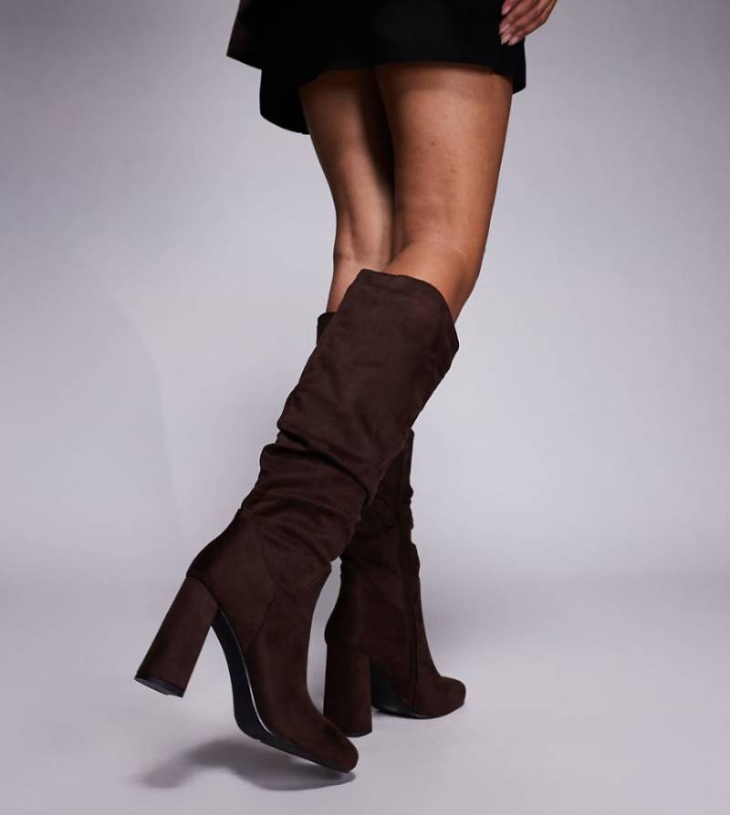 Simmi London Wide Fit - Hanzel - Geraffte, kniehohe Stiefel aus Wildlederimitat in Schokoladenbraun mit Blockabsatz, weite Passform-Brown von Simmi Wide Fit