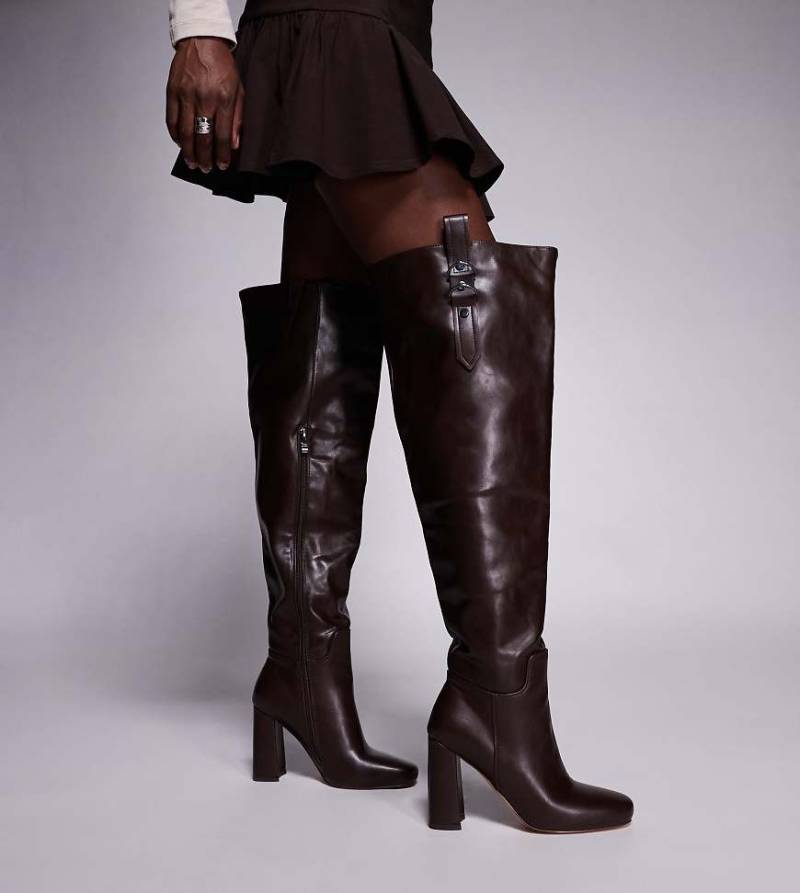 Simmi London Wide Fit - Harrieta - Overknee-Stiefel in Braun mit Absatz, weite Passform-Brown von Simmi Wide Fit