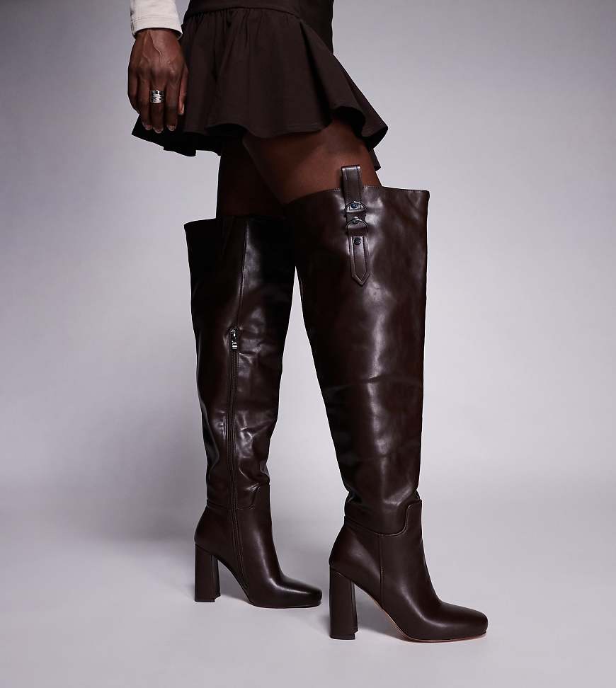 Simmi London Wide Fit - Harrieta - Overknee-Stiefel in Braun mit Absatz, weite Passform-Brown Simmi London Wide Fit - Harrieta - Overknee-Stiefel in Braun mit Absatz, weite Passform-Brown von Simmi Wide Fit
