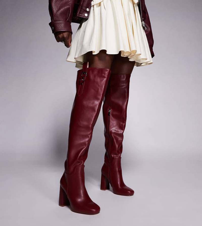 Simmi London Wide Fit - Harrieta - Overknee-Stiefel in Burgunderrot mit Absatz, weite Passform von Simmi Wide Fit